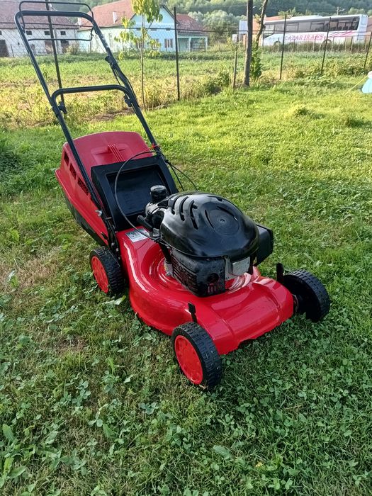 Mașină de tuns iarba