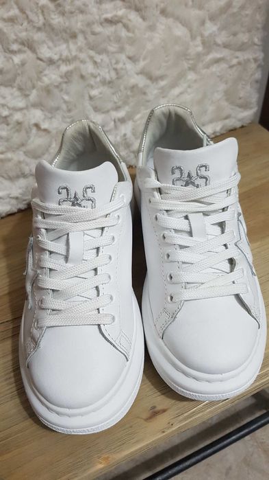 Маратонки от естествена кожа.