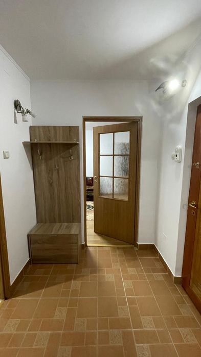 Închiriez apartament cu 2 camere