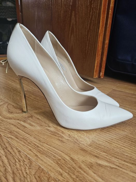 Pantofi Casadei albi