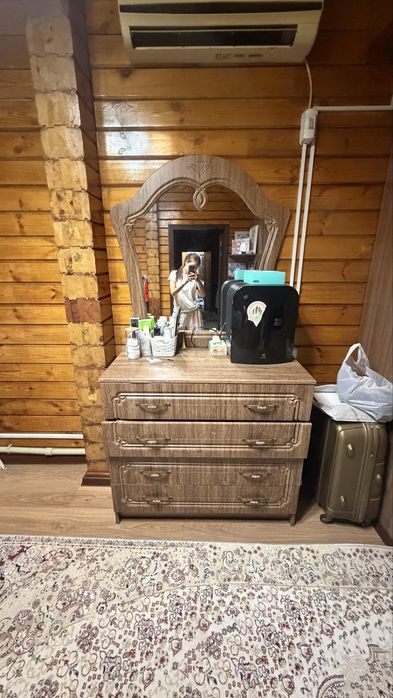 Комод с зеркалом из натурального дерева