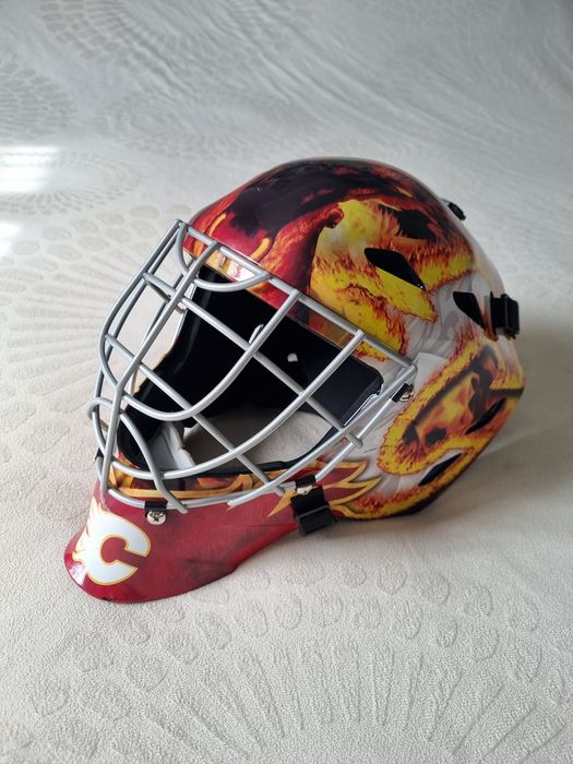 Продам шлем хоккейный