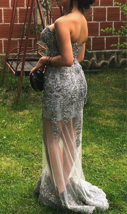 Бална, слебриста рокля