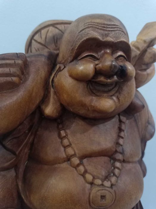 Голяма скулптора от дърво Буда