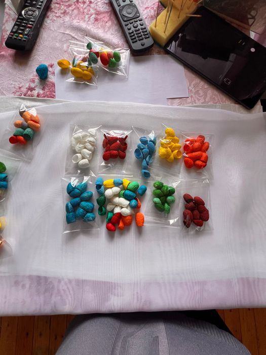 Оцветени копринени пашкули