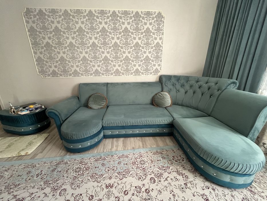 Угловой большой диван с пуфиком