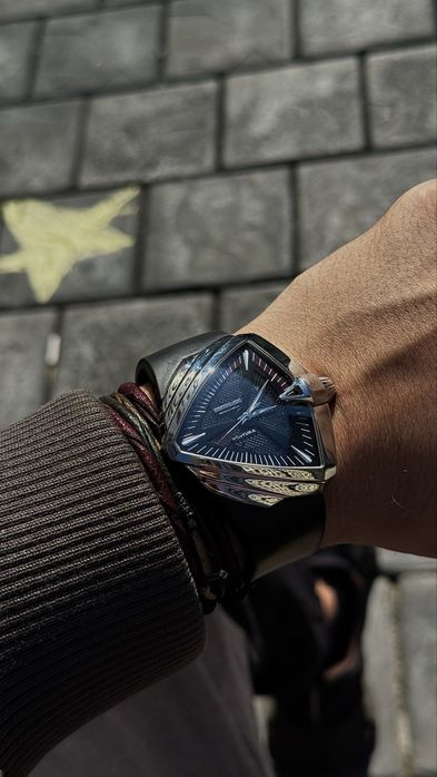 На продаже оригинальные часы Hamilton Ventura