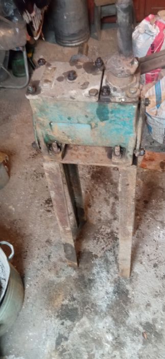 Ручной насос качать салярку.