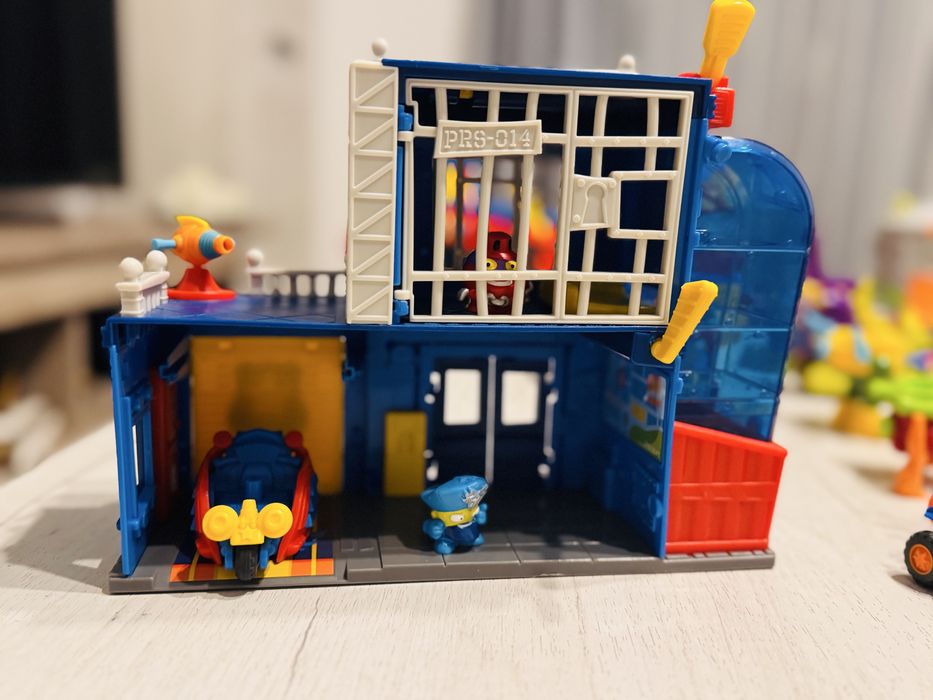 Jucarii SuperZings seturi de joaca, 7 seturi, 20 masinute, 80 figurine