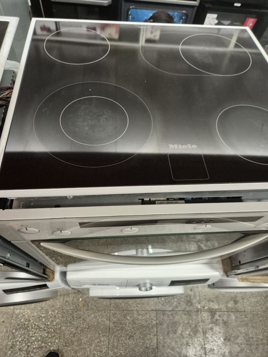 Фурна с керамични котлони Миеле за вграждане гаранция 12м