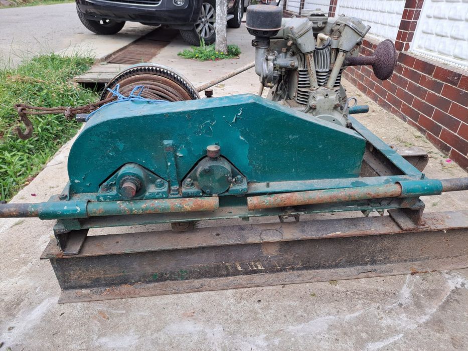 Troliu cu motor cu benzina