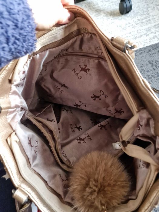 Стилна  дамска чанта в златисто.