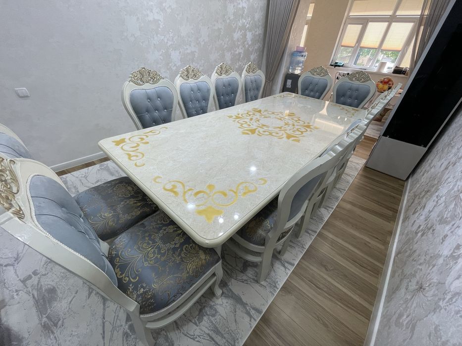 Стол и стулья для гостиной