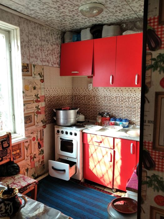 Продам5 3ком 1этаж 2этажки с евро ремонтом остается кухоный