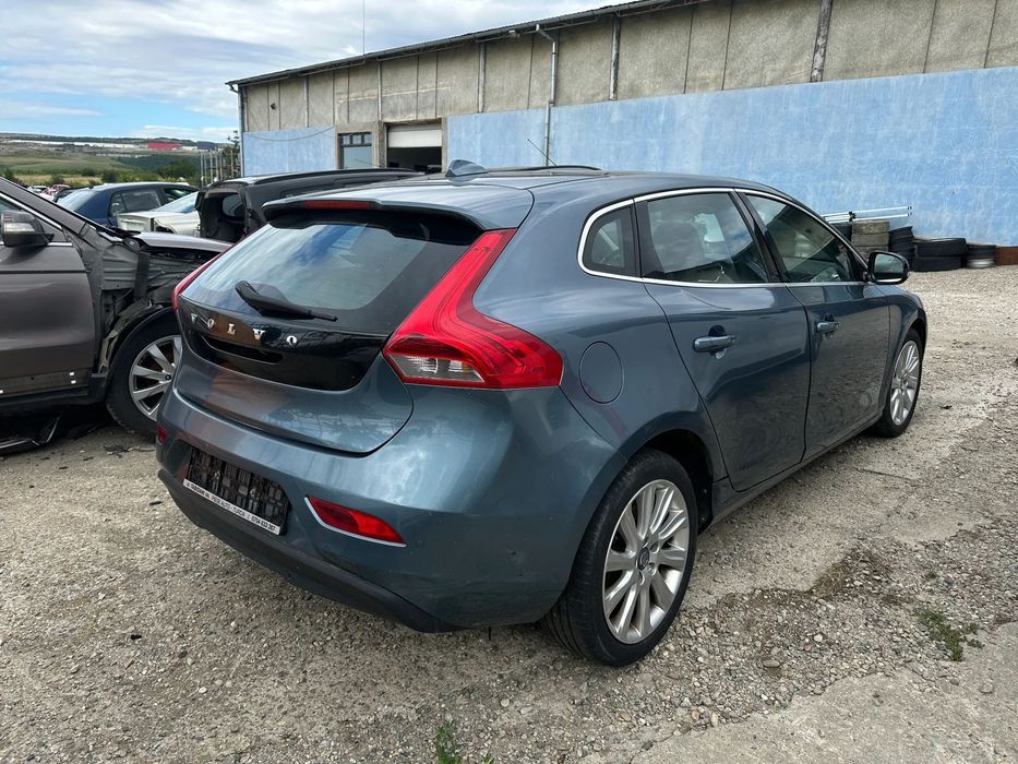 Dezmembrez piese Volvo V40
