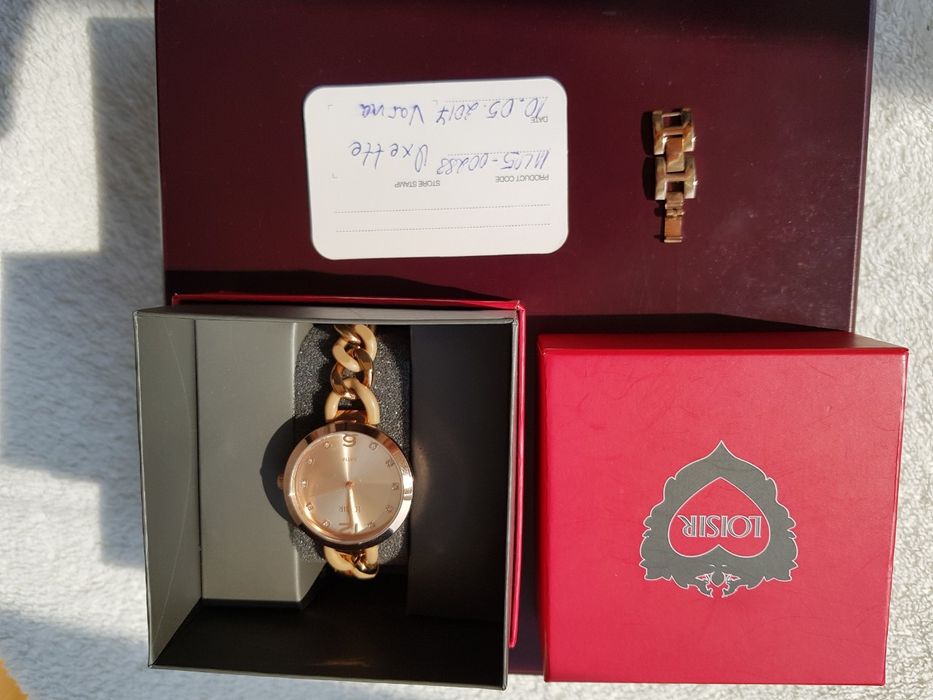 Продавам дамски часовник Loisir - сертификат и луксозна кутия.