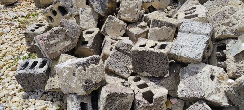Подарявам  бетонни блокчета