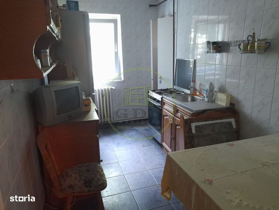 Apartament 4 camere  etaj1 de vanzare  pe  B-dul unirii  in  Fagaras j