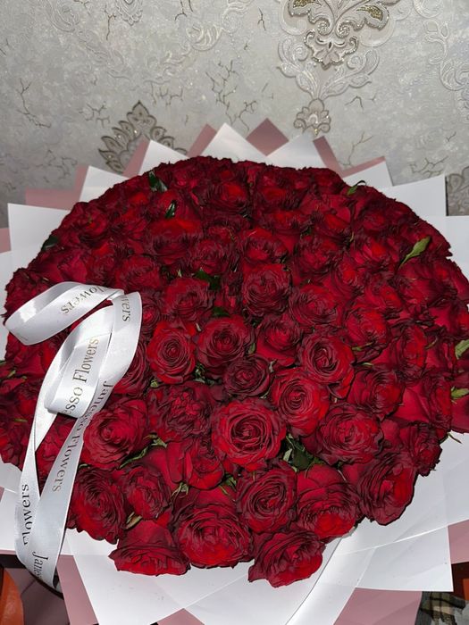 Свежие красные розы