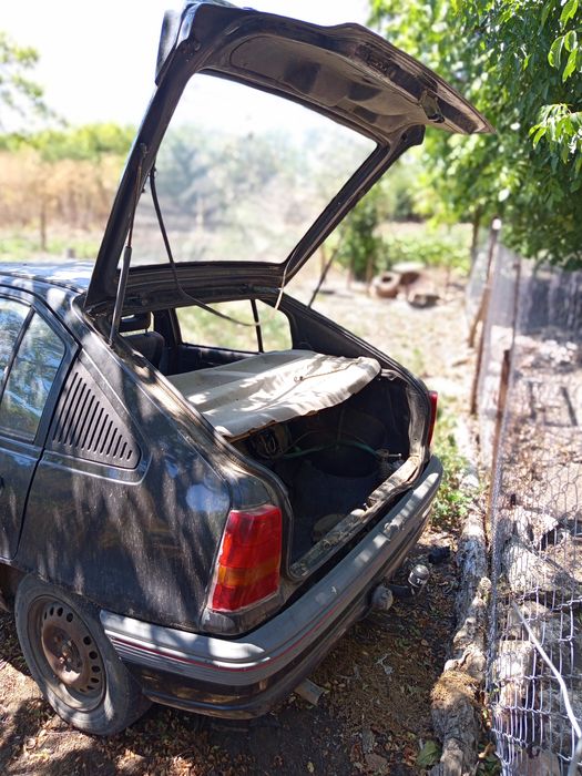 Продавам  Opel Kadett  цял за части 

1.6i, Хечбек, Употребяван, За части,