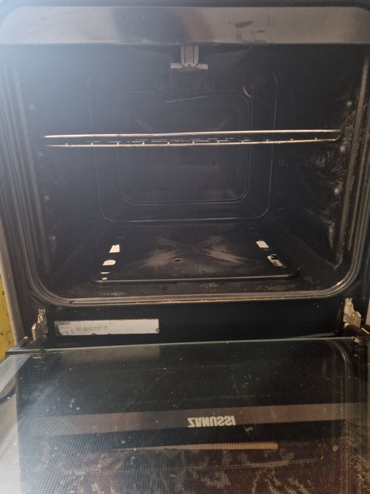 Vând aragaz Zanussi ZCG212J1XA