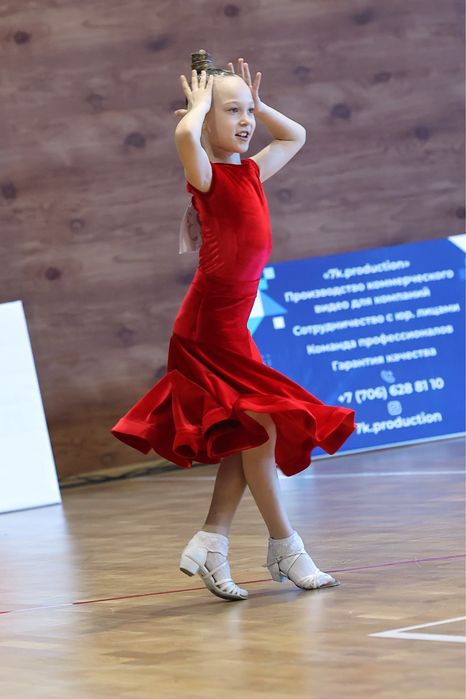 Рейтинговое платье и белые рейтинговые туфельки (на фото)