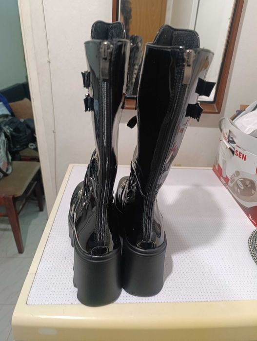 Есенно зимни ботуши ,черни лачени.