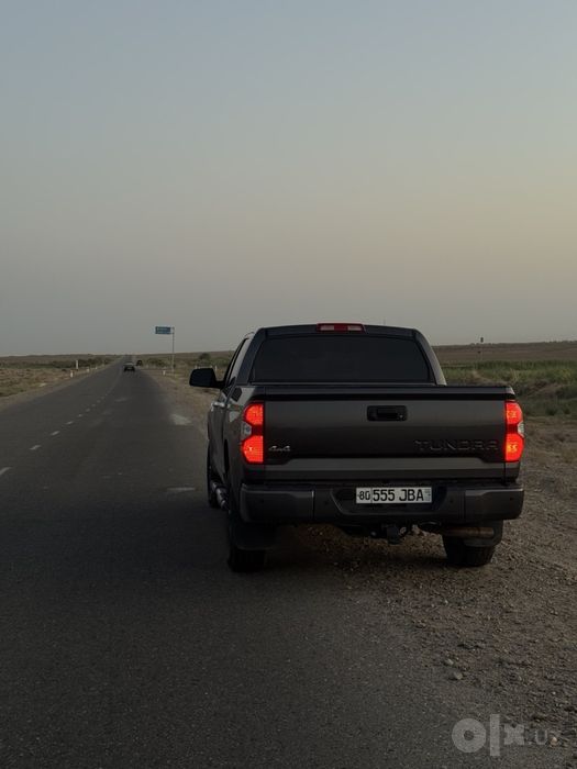 Toyota Tundra 2021 5.7