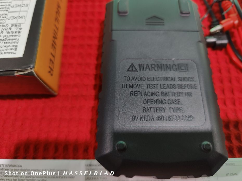 Мултицет за измерване напрежението силата и честотата на електроенерги