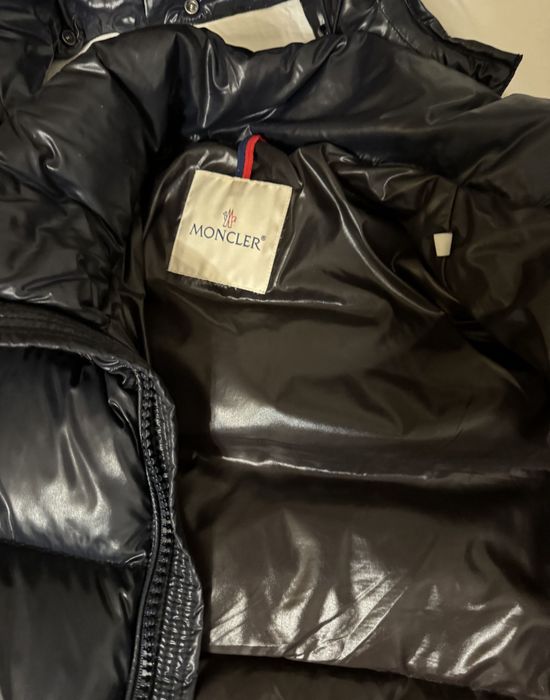 Глянцевая куртка Moncler. NFC