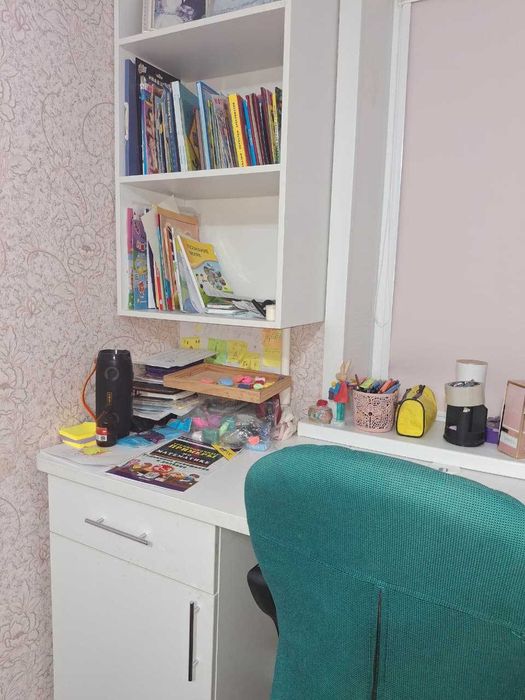 Продам гарнитур две кровати  с ящиками и матрасом и стол на два места.