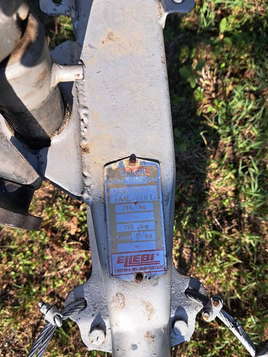 Лодка за риболов и разходка - тримаран, върви с мотор и колесар.