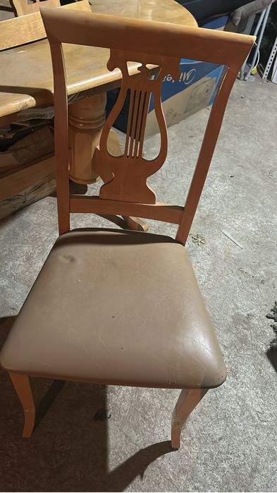 Продается стол и стулья.