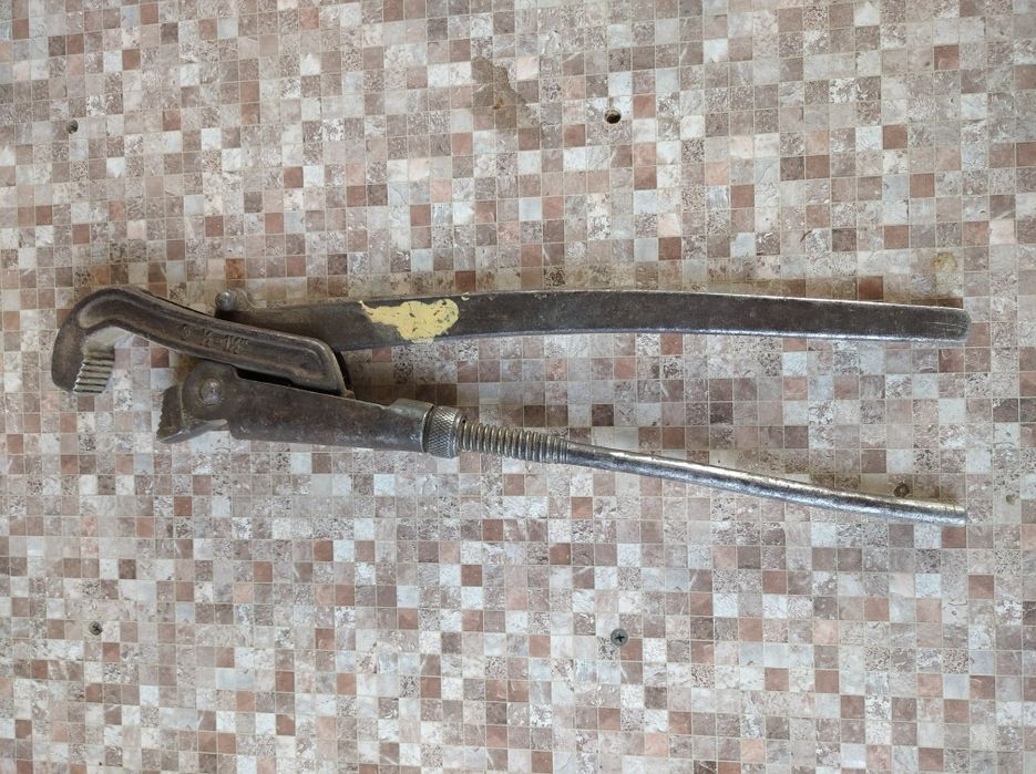 Ключ трубный разводной.