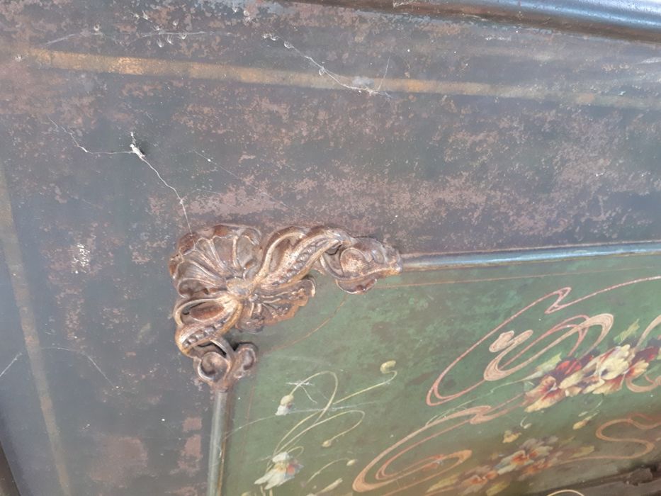 Рисувано легло с бронз.