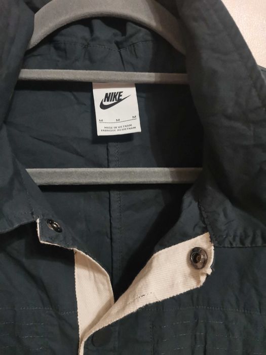 NIKE SPORTSWEAR Style Essential Shirt.