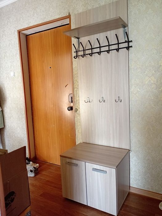Прихожая вещалка с тумбочкой