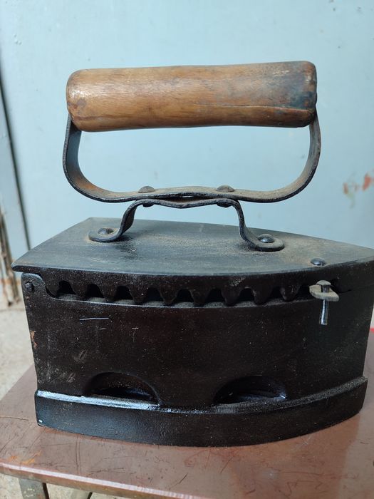 Продается ретро утюг работает на углях