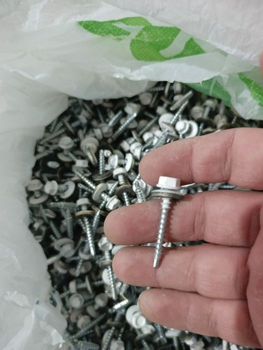 Продам саморезы цвет белый