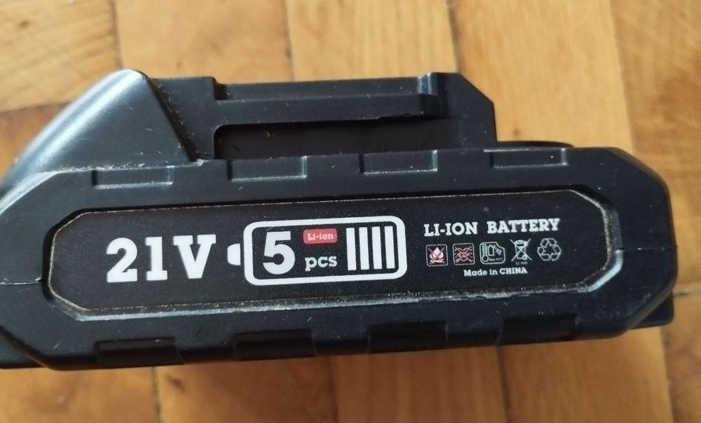 De vânzare un acumulator pentru mini drujba electrica fara fir Pafieo