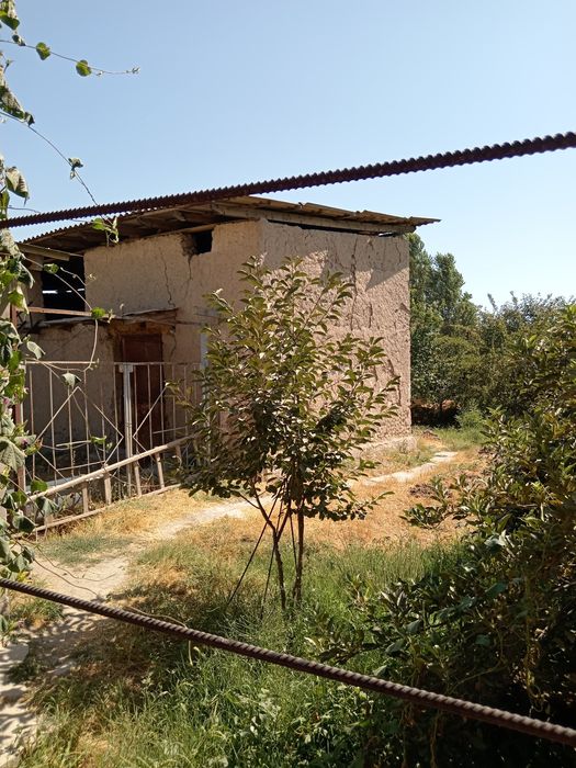 Ер сотилади 8 сотих, мол хона хаммом бор. 2 хонадон қурилишига тайёр