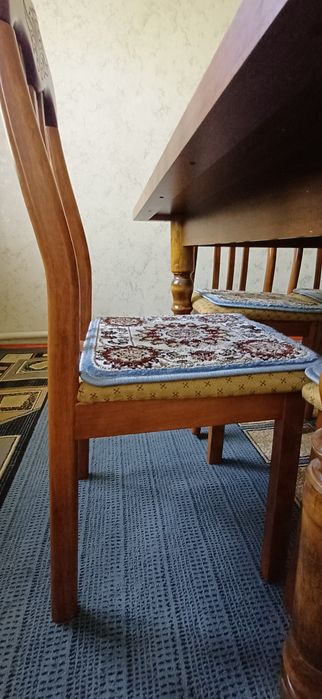 Стол орындықтарымен сатылады