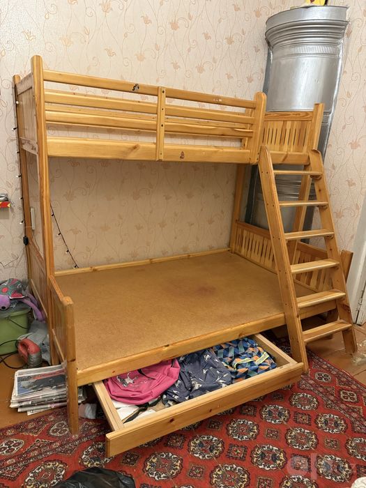 Двухэтажная деревянная кровать
