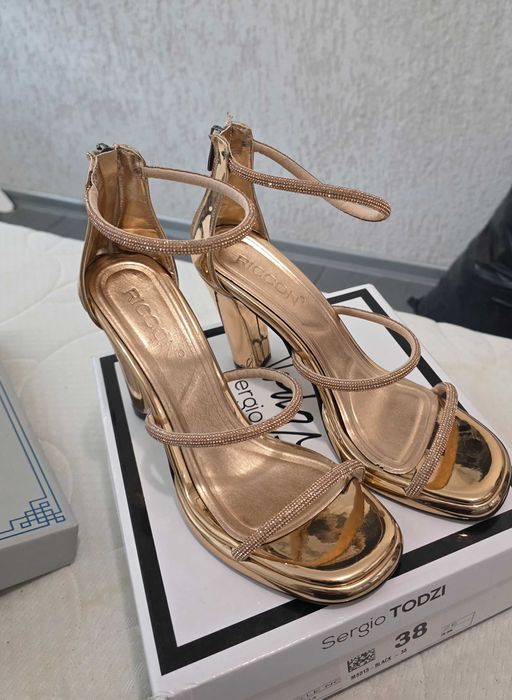 Чисто нови сандали