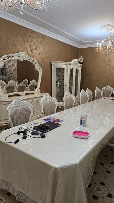 Стол, стулья, шкаф, комод