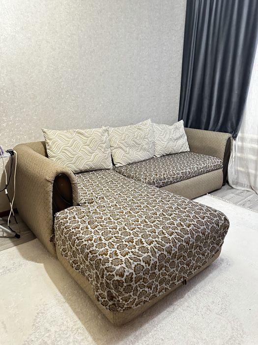 Диван в хорошем состояний….