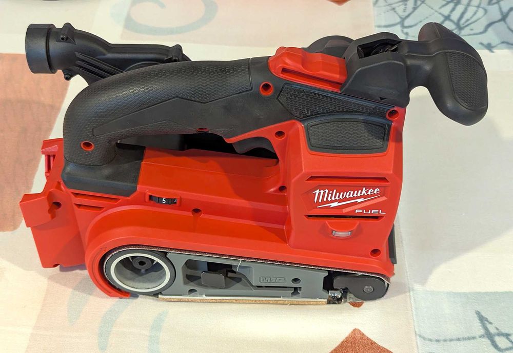 Milwaukee M18 FBTS75 - Șlefuitor cu bandă fără fir, ca nou + 2 seturi