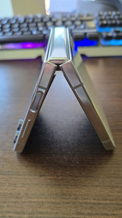 Samsung Z flip 5 512GB Silver - проблем