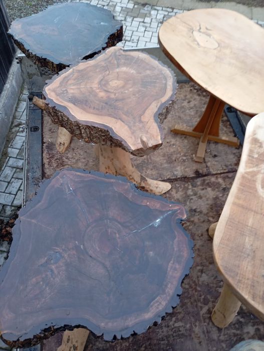 Mese rustice din nuc pentru curte și terasa