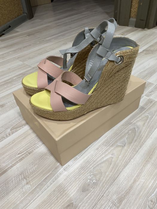 Босоножки новые  39 размер